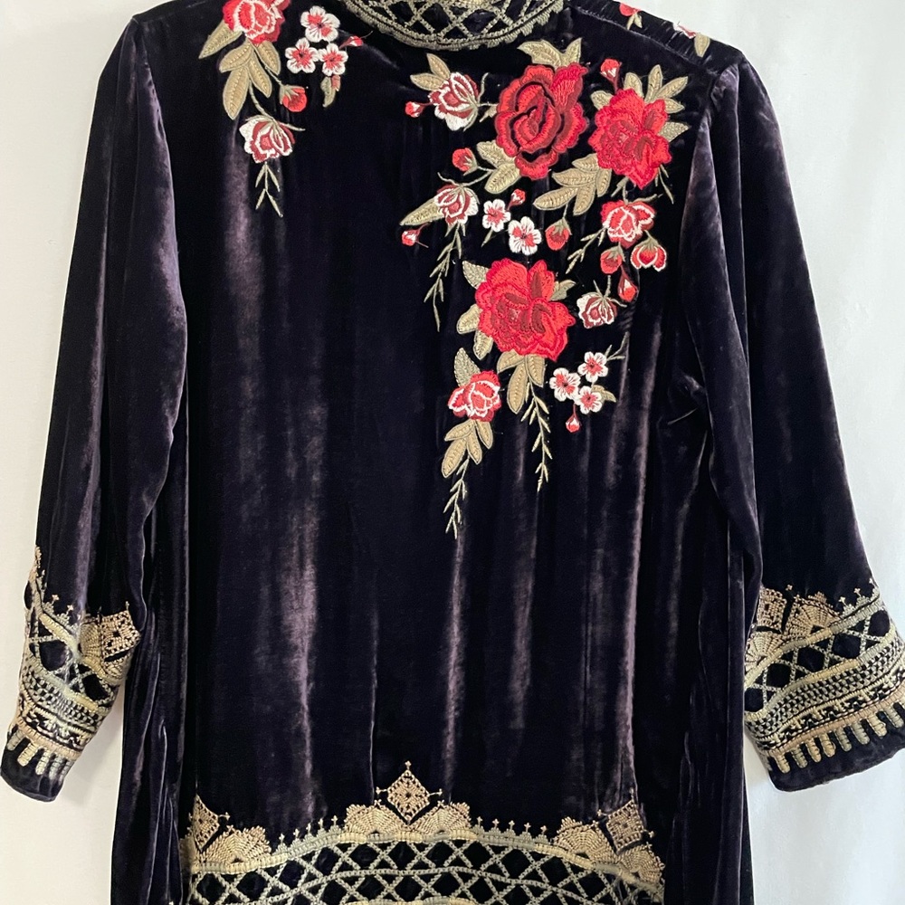 Women's Meri Floral Embroidered Velvet Kimono